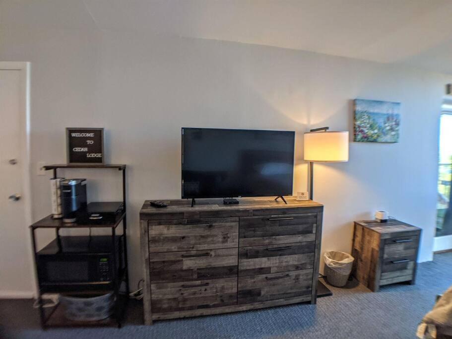 Cute Cedar Lodge Studio With Balcony & Lake Views! Laconia Eksteriør billede