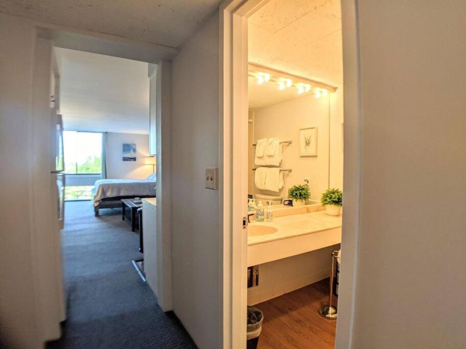 Cute Cedar Lodge Studio With Balcony & Lake Views! Laconia Eksteriør billede